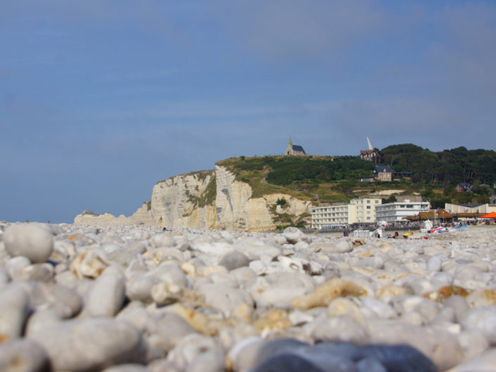 Découverte d’Étretat, de ses galets et de ses falaises (1/2)