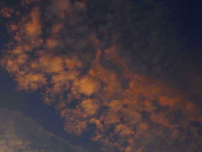 Un coucher de soleil nuageux