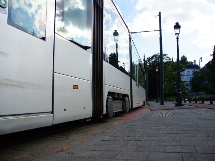 Un tram de passage à la place Wiener