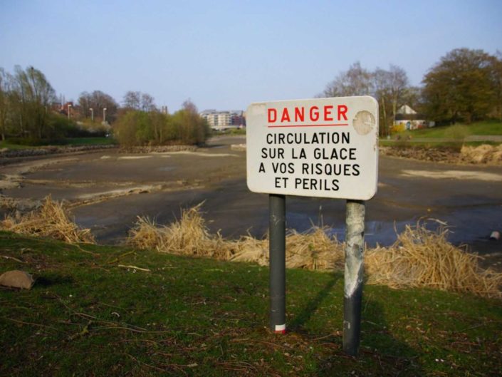 Attention à la glace... Le lac de Louvain-la-Neuve est à sec pourtant !