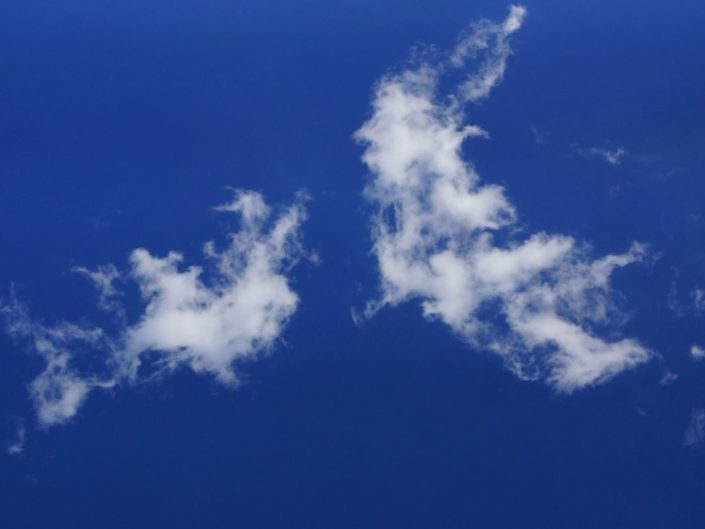 Un peu de coton (heu de nuages) dans le ciel bleu... (heu de nuages)